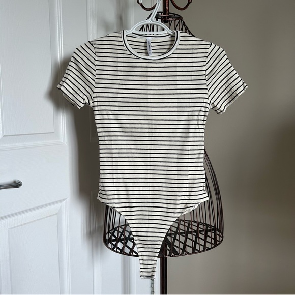 ⭐️ NWT Lulus Kinship Black & White Striped Ribbed Bodysuit ⭐️ - Picture 4 of 10